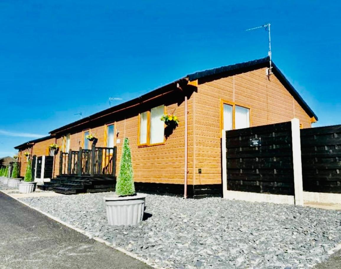 Tulip Cabin With Hot Tub York Luaran gambar